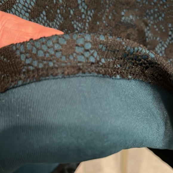 Forever 21 fitted stretch dress with lace overlay- excellent condition Small - Picture 6 of 6